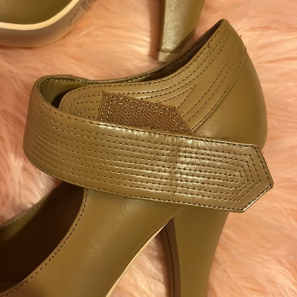 Newport News Camel Swing Pump, Heel New, Size 8 - Picture 6 of 10